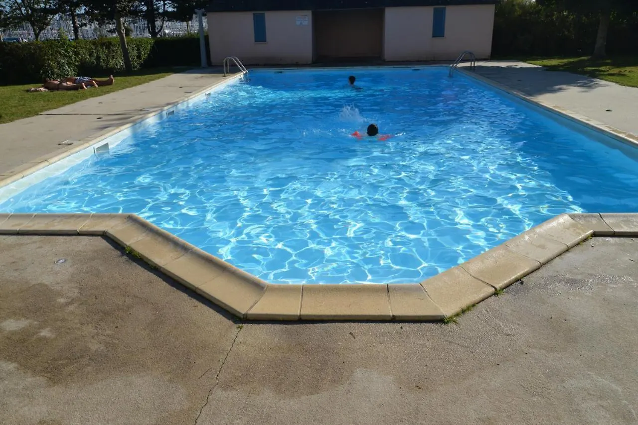 Appartement 2 Pieces Rdc Jardin Dans Residence Avec Piscine Arzon