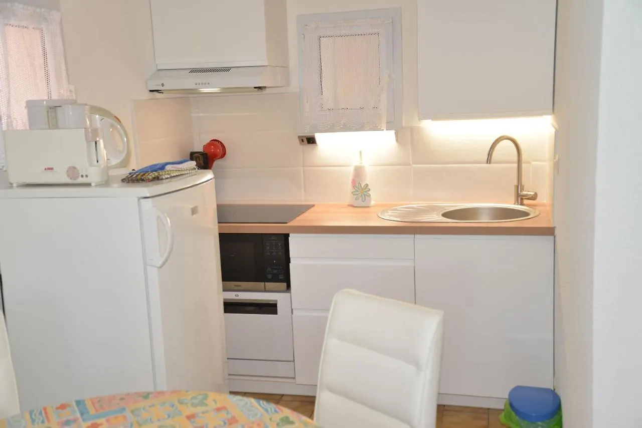 Appartement 2 Pieces Rdc Jardin Dans Residence Avec Piscine Arzon 0*,