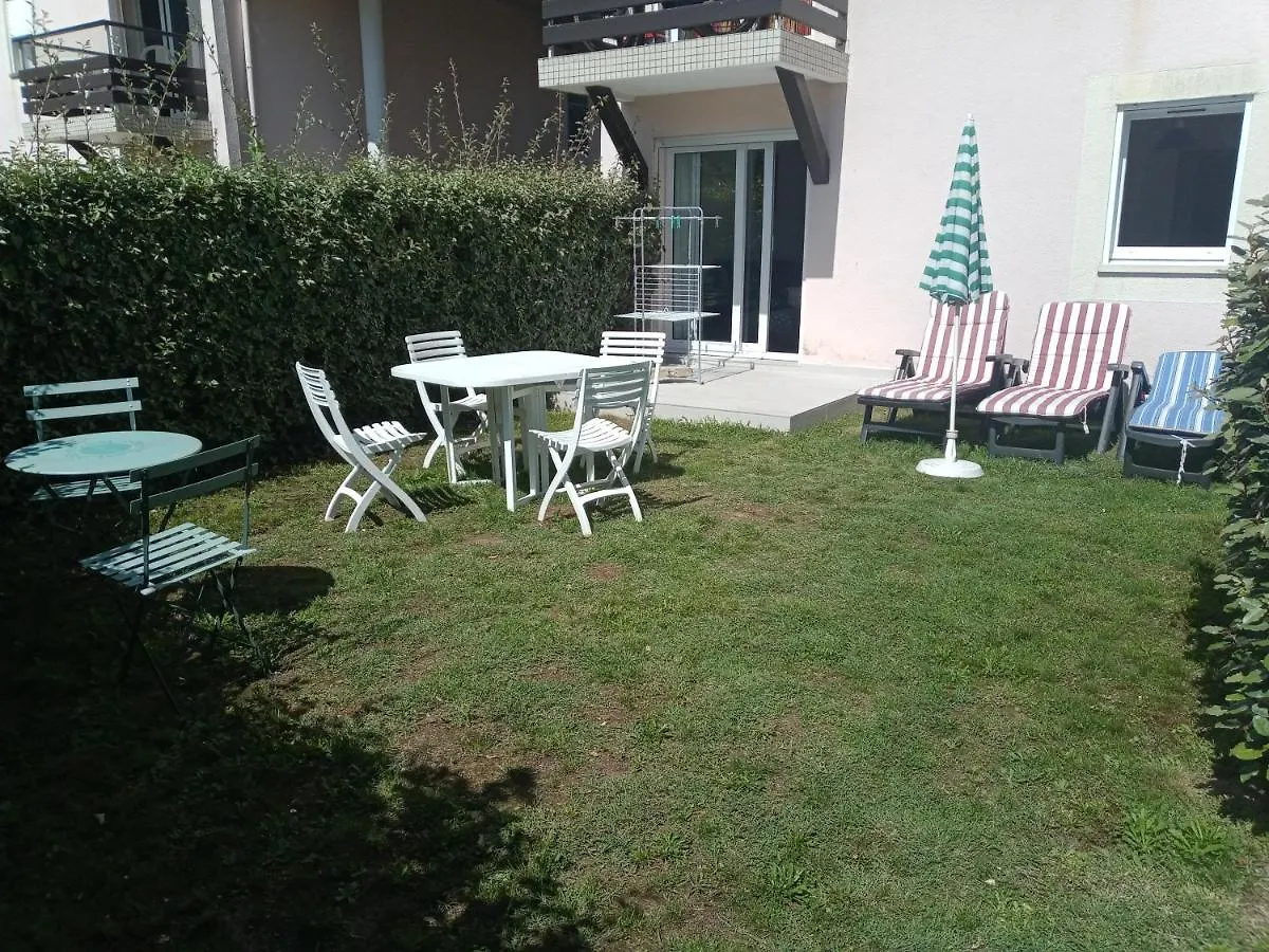 Appartement 2 Pieces Rdc Jardin Dans Residence Avec Piscine アルゾン